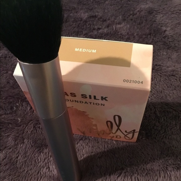 NWT Mally Soft As Silk Powder Foundation & Mally Application Brush - Picture 4 of 8